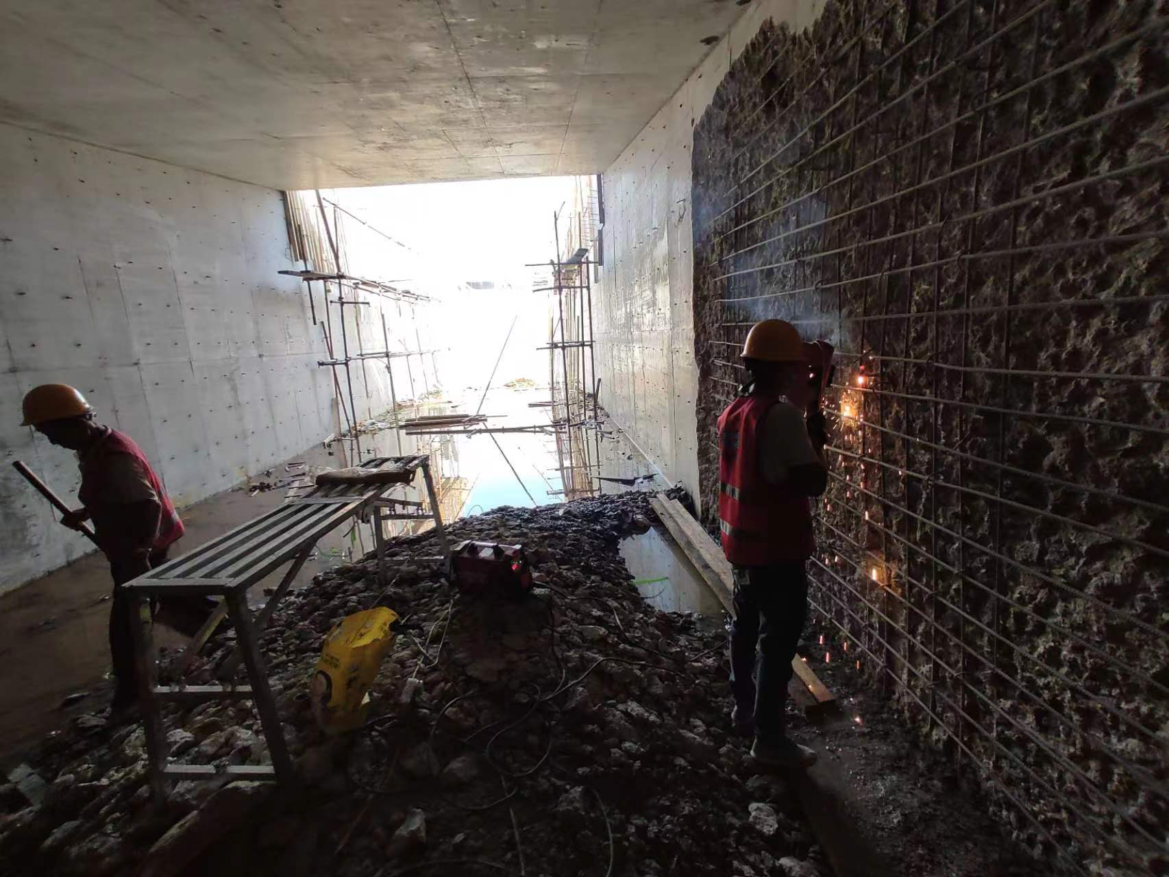 鹤峰挖断承重墙导致楼体开裂，加固施工方案出炉